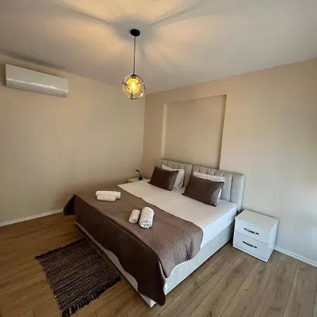 Comfy 6 Minutes From Downtown & Free Parking Apartment Tirana