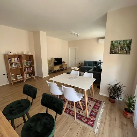 Comfy 6 Minutes From Downtown & Free Parking Apartment Tirana