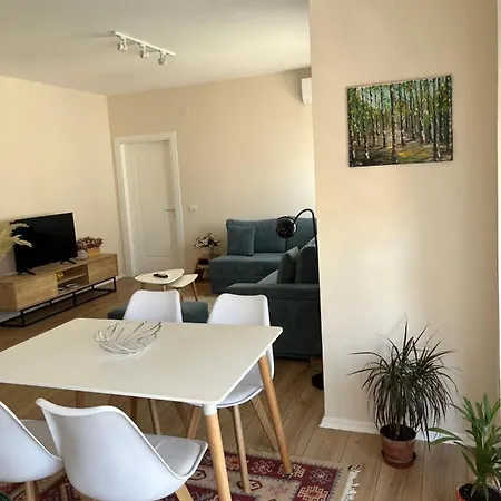 Apartment Comfy 6 Minutes From Downtown & Free Parking *