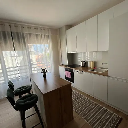 Comfy 6 Minutes From Downtown & Free Parking Apartment Tirana