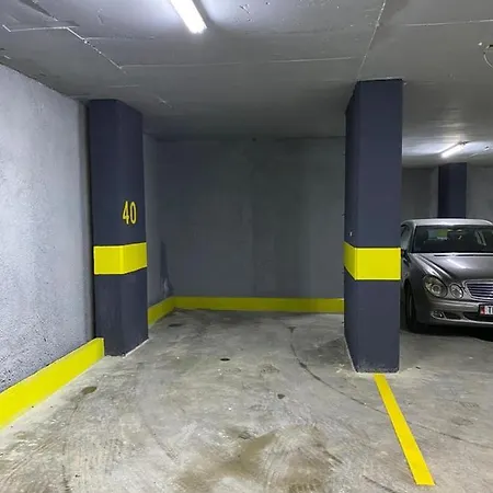 Comfy 6 Minutes From Downtown & Free Parking Apartment *