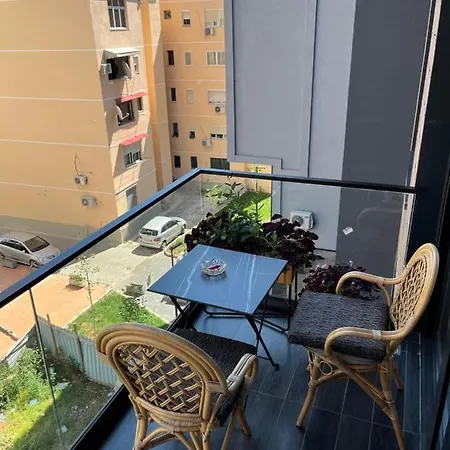 Apartment Comfy 6 Minutes From Downtown & Free Parking Tirana