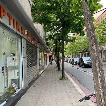 Comfy 6 Minutes From Downtown & Free Parking